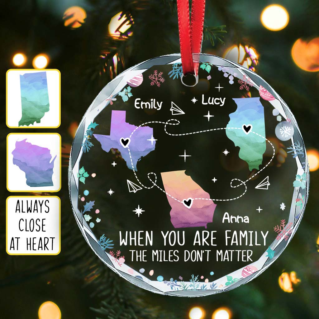 L'amour entre les membres d'une famille ne connaît pas de distance.
 - Ornement en verre rond personnalisé pour la famille
