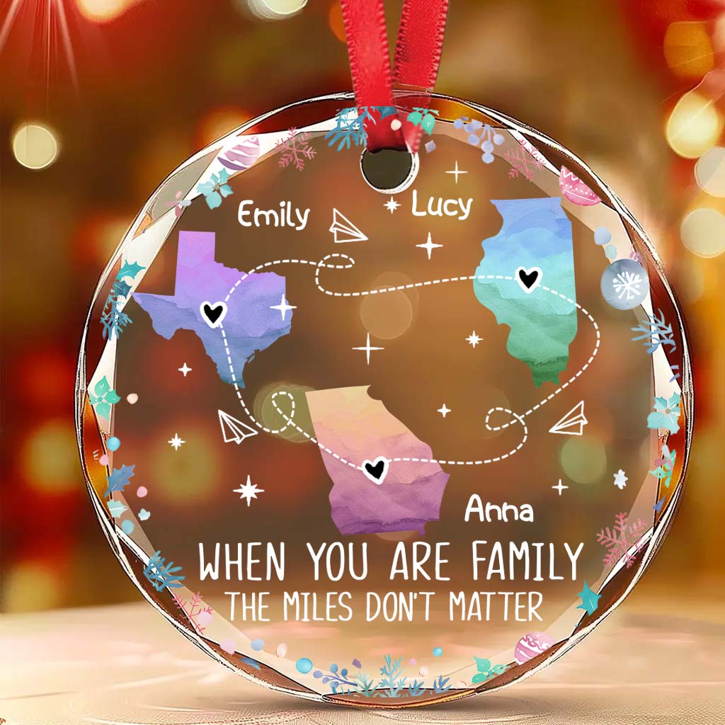 L'amour entre les membres d'une famille ne connaît pas de distance.
 - Ornement en verre rond personnalisé pour la famille