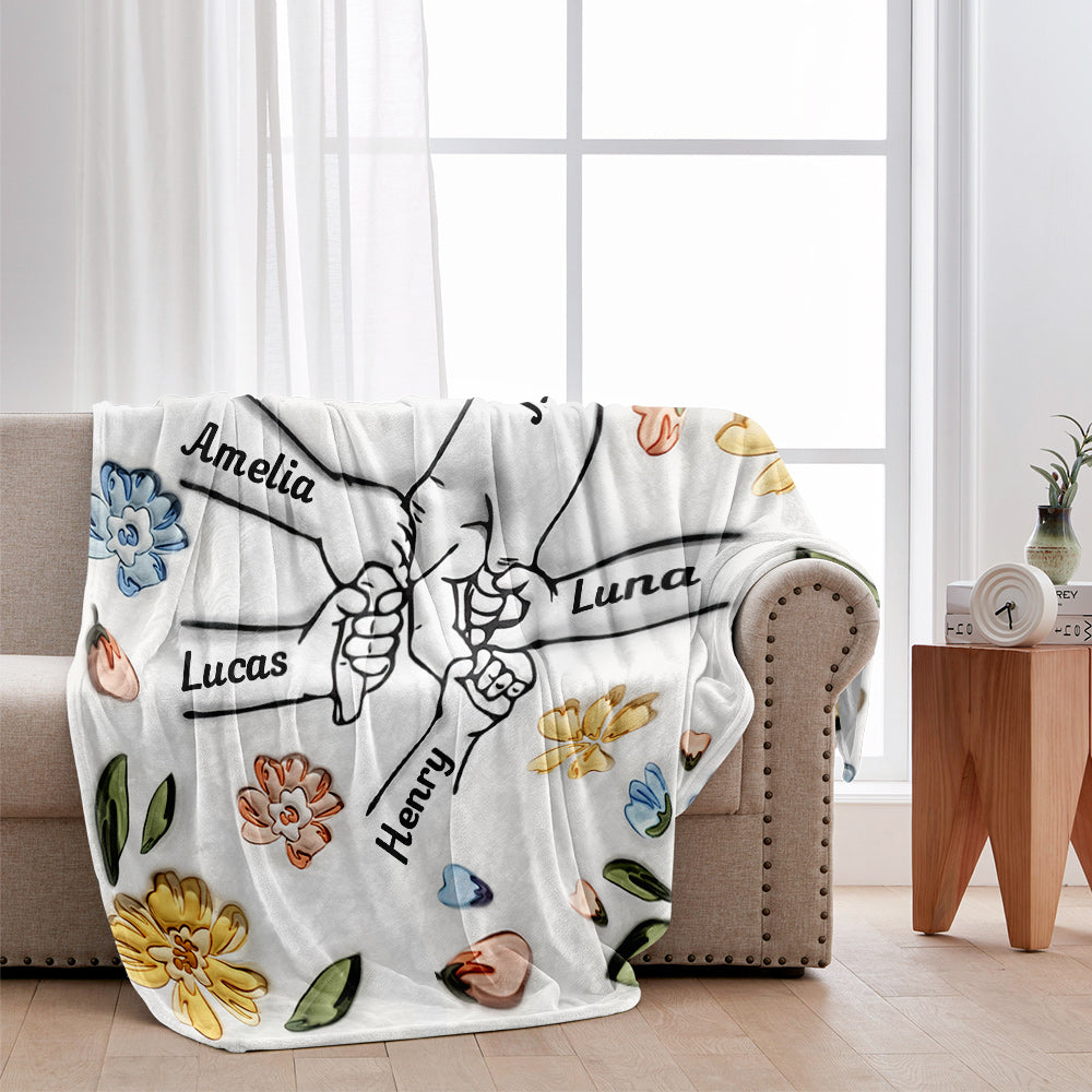 Couverture personnalisée « Mains aimantes de maman tenant des fleurs pastel »